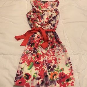 Express dress, floral, size XS. Waist tie and two pockets. Like new.